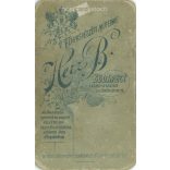 1900-as évek eleje. Előkelő urak, műtermi fotója. A képen szereplők személye ismeretlen. Herz B. fényképészeti műterem munkája. Budapest. Régi fotó, eredeti kabinetfotó / keményhátú fotó. (2792775)