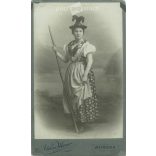 1890 körül. Fiatal nő műtermi fotója. A képen szereplő személye ismeretlen. A fotó Michael Moser fényképészeti műtermében készült. Graz. Régi fotó, vizitkártya, CDV fotó. (2792776)
