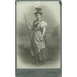   1890 körül. Fiatal nő műtermi fotója. A képen szereplő személye ismeretlen. A fotó Michael Moser fényképészeti műtermében készült. Graz. Régi fotó, vizitkártya, CDV fotó. (2792776)