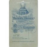1890 körül. Fiatal nő műtermi fotója. A képen szereplő személye ismeretlen. A fotó Michael Moser fényképészeti műtermében készült. Graz. Régi fotó, vizitkártya, CDV fotó. (2792776)