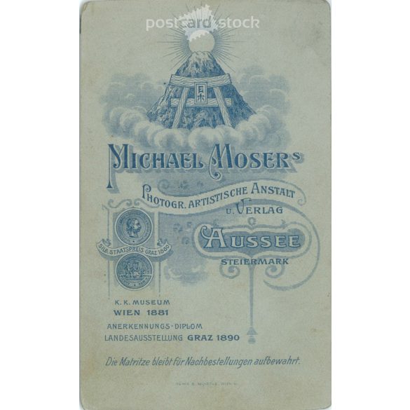 1890 körül. Fiatal nő műtermi fotója. A képen szereplő személye ismeretlen. A fotó Michael Moser fényképészeti műtermében készült. Graz. Régi fotó, vizitkártya, CDV fotó. (2792776)