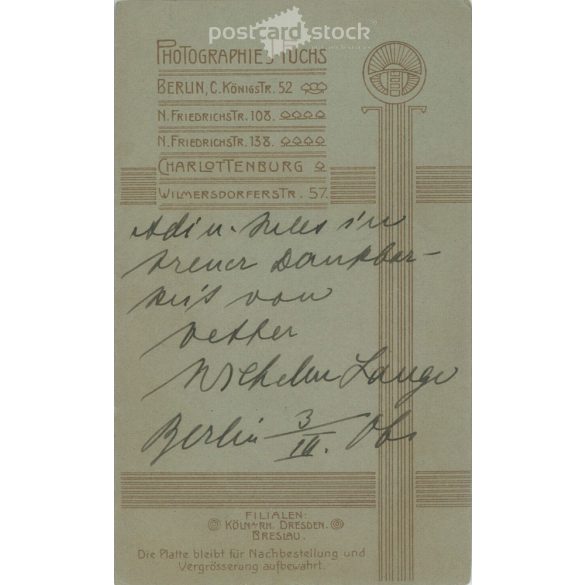 1890 körül. Fiatal legény műtermi fotója. A képen szereplő személye ismeretlen. A fotó J. Fuchs fényképészeti műtermében készült. Berlin. Régi fotó, vizitkártya, CDV fotó. (2792777