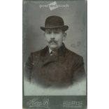 1900-as évek eleje. Előkelő úr kalapban, műtermi fotója. A képen szereplő személye ismeretlen. Herz B. fényképészeti műterem munkája. Budapest. Régi fotó, eredeti kabinetfotó / keményhátú fotó. (2792778)