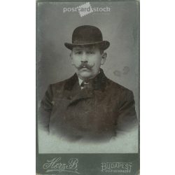   1900-as évek eleje. Előkelő úr kalapban, műtermi fotója. A képen szereplő személye ismeretlen. Herz B. fényképészeti műterem munkája. Budapest. Régi fotó, eredeti kabinetfotó / keményhátú fotó. (2792778)