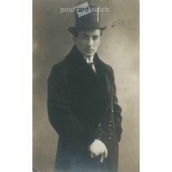   1900 körül. Elegáns fiatalember műtermi felvétele. A képen szereplő személye ismeretlen. A fotót Kiss József és Fia fényképészeti műterem készítette. Eger. Eredeti papírkép. Régi fotó. Fekete-fehér fotólap, régi képeslap. (27925779)