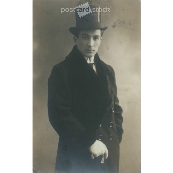1900 körül. Elegáns fiatalember műtermi felvétele. A képen szereplő személye ismeretlen. A fotót Kiss József és Fia fényképészeti műterem készítette. Eger. Eredeti papírkép. Régi fotó. Fekete-fehér fotólap, régi képeslap. (27925779)