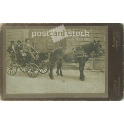   1910-es évek. Férfiak lovaskocsin. A képen szereplők személye ismeretelen. A kép készítője Breuer Mátyás. Budapest. Angol Park, Hermina út. Régi fotó, eredeti kabinetfotó / keményhátú fotó. (2792781)