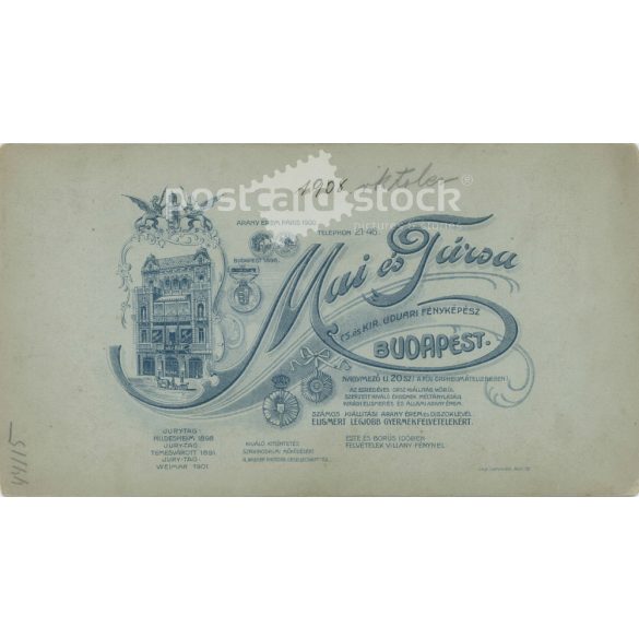 1908 október. Fiatal pár műtermi felvétele. A képen szereplők személye ismeretelen. A kép készítője Mai és Társa fényképészeti műterme. Régi fotó, eredeti kabinetfotó / keményhátú fotó. (2792783)