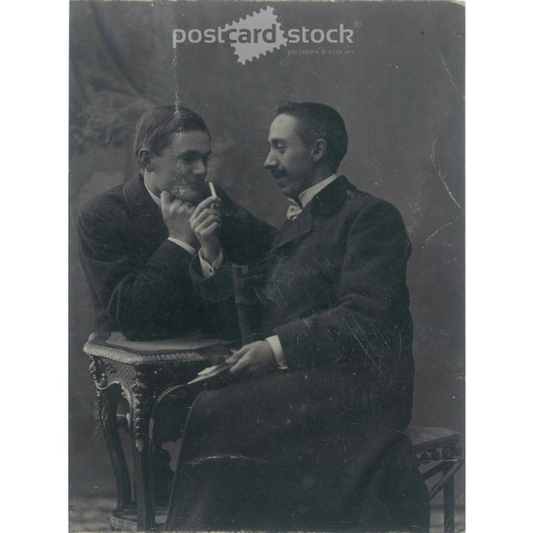 1900 körül. Elegáns fiatalemberek műtermi felvétele. A képen szereplők személye és a kép készítője ismeretlen. Eredeti papírkép. Régi fotó. Fekete-fehér fotólap, régi képeslap, vágott. (27925785)