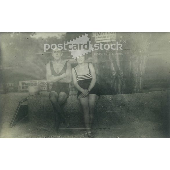 1924. Margitsziget. Fiatal pár a strandon. A képen szereplők személye és a kép készítője ismeretlen. Eredeti papírkép. Régi fotó. Fekete-fehér fotólap, régi képeslap. (27925787)
