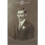 1920-as évek. Fiatal vőlegény. A képen szereplő személye és a kép készítője ismeretelen. Eredeti papírkép. Fekete-fehér régi fotó. (27925789)