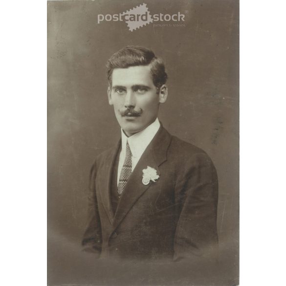 1920-as évek. Fiatal vőlegény. A képen szereplő személye és a kép készítője ismeretelen. Eredeti papírkép. Fekete-fehér régi fotó. (27925789)