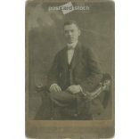 1900-as évek eleje. Fiatalember műtermi fotója. A képen szereplők személye ismeretlen. Ganz Lipót fényképészeti műterem munkája. Budapest. Régi fotó, eredeti kabinetfotó / keményhátú fotó. (2792790)
