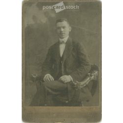   1900-as évek eleje. Fiatalember műtermi fotója. A képen szereplők személye ismeretlen. Ganz Lipót fényképészeti műterem munkája. Budapest. Régi fotó, eredeti kabinetfotó / keményhátú fotó. (2792790)