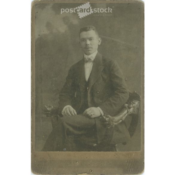 1900-as évek eleje. Fiatalember műtermi fotója. A képen szereplők személye ismeretlen. Ganz Lipót fényképészeti műterem munkája. Budapest. Régi fotó, eredeti kabinetfotó / keményhátú fotó. (2792790)