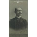 1908. Elegáns férfi műtermi fotója. A képen szereplő személye ismeretlen. Pete Gyula fényképészeti műterem munkája. Székesfehérvár. Régi fotó, eredeti kabinetfotó / keményhátú fotó. (2792791)
