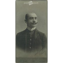   1908. Elegáns férfi műtermi fotója. A képen szereplő személye ismeretlen. Pete Gyula fényképészeti műterem munkája. Székesfehérvár. Régi fotó, eredeti kabinetfotó / keményhátú fotó. (2792791)
