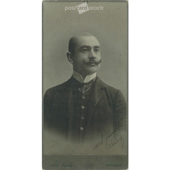 1908. Elegáns férfi műtermi fotója. A képen szereplő személye ismeretlen. Pete Gyula fényképészeti műterem munkája. Székesfehérvár. Régi fotó, eredeti kabinetfotó / keményhátú fotó. (2792791)