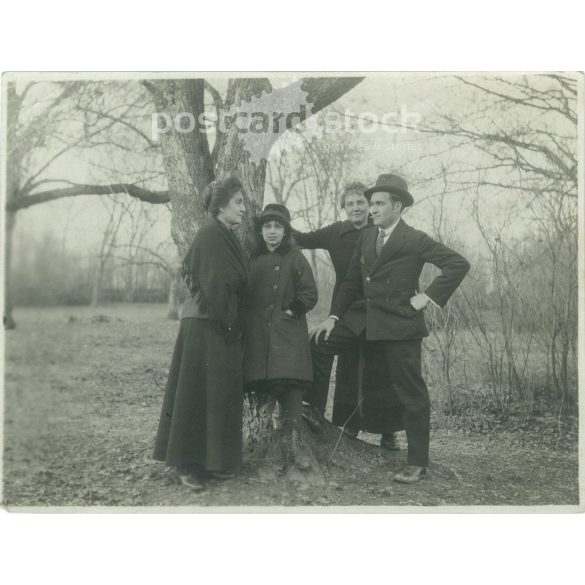 1942 - Kirándulás a szabadban, csoportkép. A hátoldalon nevekkel. A kép készítője ismeretlen. Régi fotó. Fekete-fehér fotó, eredeti papírkép. (2792792)
