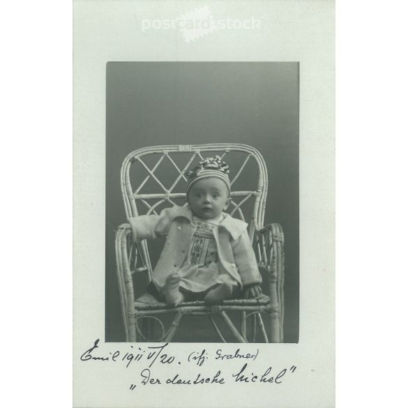 1911 - Az ifjú trónörökös „koronával”. A képen szereplő és a kép készítője ismeretlen. Eredeti régi fotó. Fekete-fehér fotólap, régi képeslap. (2792794)