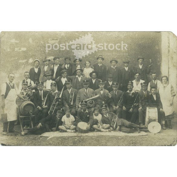 Vasutas(?) fúvószenekar civilekkel. A képen szereplők és a kép készítője ismeretlen. Eredeti régi fotó. Fekete-fehér fotólap, régi képeslap. (2792796)