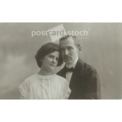   1912 - Burghardt Lajos és neje, műtermi felvétel. A fotót a Brenner testvérek fényképészeti műterme készítette Szegeden. Eredeti régi fotó. Fekete-fehér fotólap, régi képeslap. (2792800)