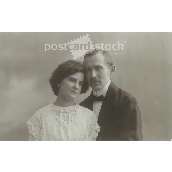 1912 - Burghardt Lajos és neje, műtermi felvétel. A fotót a Brenner testvérek fényképészeti műterme készítette Szegeden. Eredeti régi fotó. Fekete-fehér fotólap, régi képeslap. (2792800)