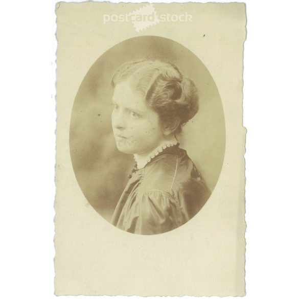 1910 körül - Fiatal nő műtermi portréfotója. A képen szereplő és a kép készítője ismeretlen. Eredeti régi fotó. Fekete-fehér fotólap, régi képeslap. (2792805)