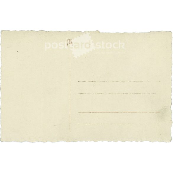 1910 körül - Fiatal nő műtermi portréfotója. A képen szereplő és a kép készítője ismeretlen. Eredeti régi fotó. Fekete-fehér fotólap, régi képeslap. (2792805)