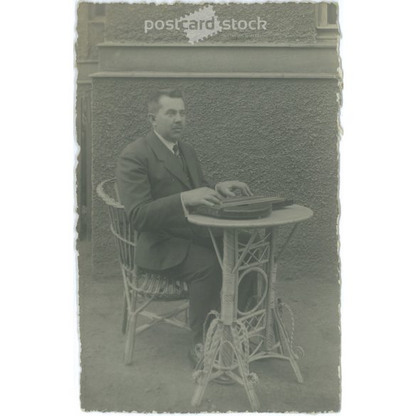 Férfi cimbalommal. A képen szereplő és a kép készítője ismeretlen. Eredeti régi fotó. Fekete-fehér fotólap, régi képeslap. (2792806)