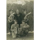 1957 - Vidám társaság a szénakazal előtt. A képen szereplők és a kép készítője ismeretlen. Régi fotó. Fekete-fehér fotó, eredeti papírkép. (2792807)