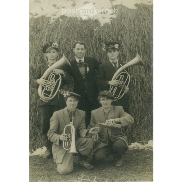 1957 - Vidám társaság a szénakazal előtt. A képen szereplők és a kép készítője ismeretlen. Régi fotó. Fekete-fehér fotó, eredeti papírkép. (2792792)