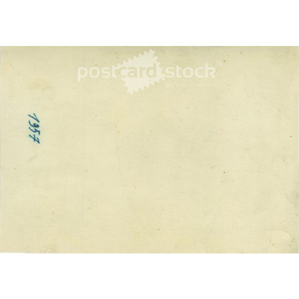 1957 - Vidám társaság a szénakazal előtt. A képen szereplők és a kép készítője ismeretlen. Régi fotó. Fekete-fehér fotó, eredeti papírkép. (2792807)