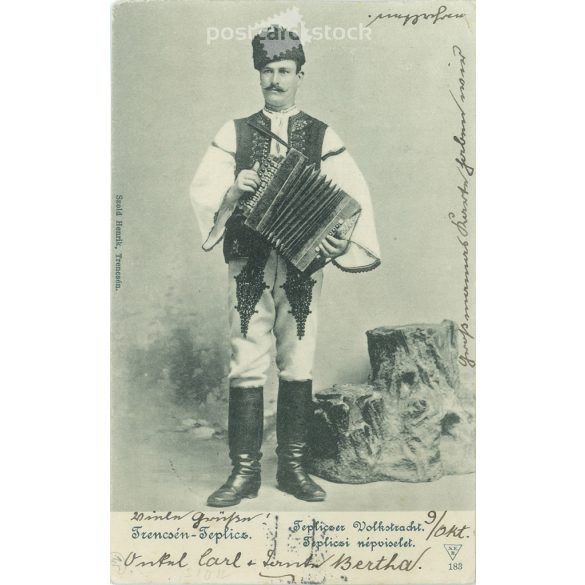1901 - Férfi népviseletben, harmonikával. A képen szereplő személye ismeretlen. A fotó Tremcsén Tepliczen készült, Szold Henrik fotóműtermében. Eredeti régi fotó. Fekete-fehér fotólap, régi képeslap. (2792810)
