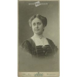   Elegáns úrhölgy, műtermi portréfotója. A képen szereplő személye ismereten. A fotó a Mai és Társa fotóműtermében készült. Régi fotó. Eredeti kabinetfotó / keményhátú fotó / vizitkártya, CDV fotó. (2792811)