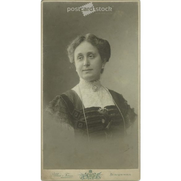 Elegáns úrhölgy, műtermi portréfotója. A képen szereplő személye ismereten. A fotó a Mai és Társa fotóműtermében készült. Régi fotó. Eredeti kabinetfotó / keményhátú fotó / vizitkártya, CDV fotó. (2792811)