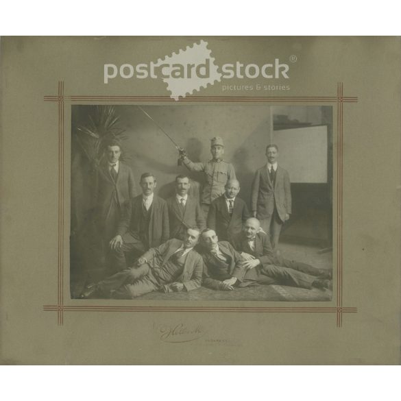 cca 1905-15. Csoportkép egy katonával és civilekkel. Hollós Mór budapesti műtermében készült fotó. A képen szereplők személye ismeretlen. Eredeti régi fotó. Fekete-fehér, kasírozott fotó, eredeti papírkép. (2792814)