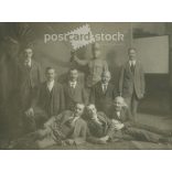 cca 1905-15. Csoportkép egy katonával és civilekkel. Hollós Mór budapesti műtermében készült fotó. A képen szereplők személye ismeretlen. Eredeti régi fotó. Fekete-fehér, kasírozott fotó, eredeti papírkép. (2792814)