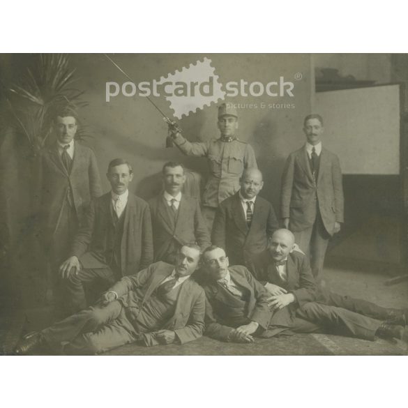 cca 1905-15. Csoportkép egy katonával és civilekkel. Hollós Mór budapesti műtermében készült fotó. A képen szereplők személye ismeretlen. Eredeti régi fotó. Fekete-fehér, kasírozott fotó, eredeti papírkép. (2792814)