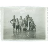 1935 - Siófok. Családi csoportkép, fürdés a Balatonban. A képen szereplők és a kép készítője ismeretlen. Régi fotó. Fekete-fehér fotó, eredeti papírkép. (2792816)