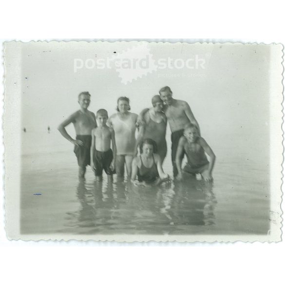 1935 - Siófok. Családi csoportkép, fürdés a Balatonban. A képen szereplők és a kép készítője ismeretlen. Régi fotó. Fekete-fehér fotó, eredeti papírkép. (2792816)