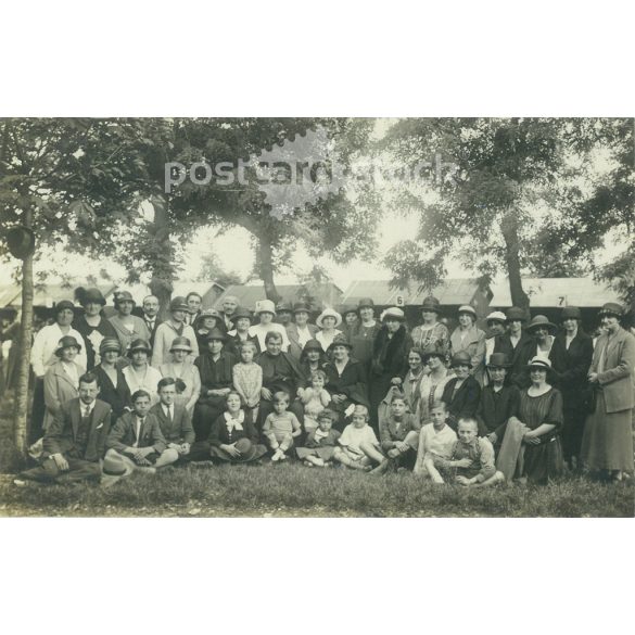 1925. május. Máriaremete. Emberek szabadtéri csoportképe. A képen szereplők és a kép készítője ismeretlen. Eredeti régi fotó. Fekete-fehér fotólap, régi képeslap. (2792817)