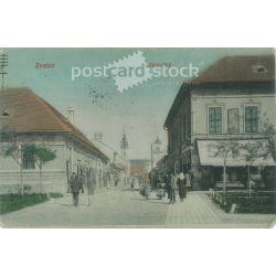   1909 - Zrínyi utca, Zombor. A képen szereplők és a kép készítője ismeretlen. Eredeti papírkép. Színezett fotólap, régi képeslap. (2792819)