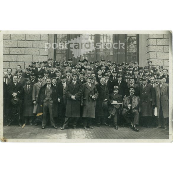 1937 - BNV, Budapesi Nemzetközi Vásár, csoportkép. A fotó Sárai Sándor fényképsokszorosító üzemében készült. A képen szereplők személye ismeretlen. Régi fotó. Fekete-fehér fotó, eredeti papírkép. (2792839)