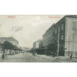   1913 - Kossuth Lajos-utca, Esztergom. Grószner B. kiadása. Eredeti régi fotó. Fekete-fehér fotólap, régi képeslap. (2792847)