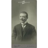 Elegáns úr műtermi portréfotója. A képen szereplő személye ismereten. A fotó Roth Béla fotóműtermében, Szarvason készült. Régi fotó. Eredeti kabinetfotó / keményhátú fotó / vizitkártya, CDV fotó. (2792848)