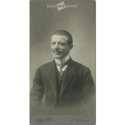   Elegáns úr műtermi portréfotója. A képen szereplő személye ismereten. A fotó Roth Béla fotóműtermében, Szarvason készült. Régi fotó. Eredeti kabinetfotó / keményhátú fotó / vizitkártya, CDV fotó. (2792848)