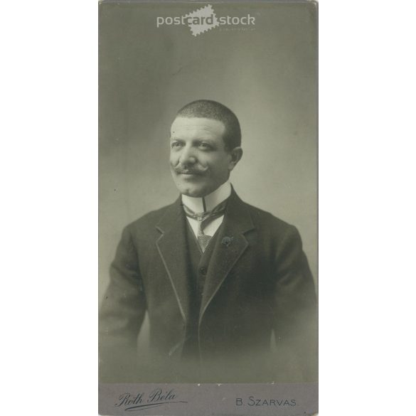 Elegáns úr műtermi portréfotója. A képen szereplő személye ismereten. A fotó Roth Béla fotóműtermében, Szarvason készült. Régi fotó. Eredeti kabinetfotó / keményhátú fotó / vizitkártya, CDV fotó. (2792848)