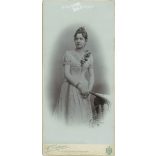 1900 - Elegáns fiatal úrhölgy műtermi portréfotója. A képen szereplő személye ismereten. A fotó C. Pitzner fotóműtermében készült, Karlsbad. Régi fotó. Eredeti kabinetfotó / keményhátú fotó / vizitkártya, CDV fotó. (2792848)