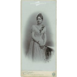   1900 - Elegáns fiatal úrhölgy műtermi portréfotója. A képen szereplő személye ismereten. A fotó C. Pitzner fotóműtermében készült, Karlsbad. Régi fotó. Eredeti kabinetfotó / keményhátú fotó / vizitkártya, CDV fotó. (2792848)